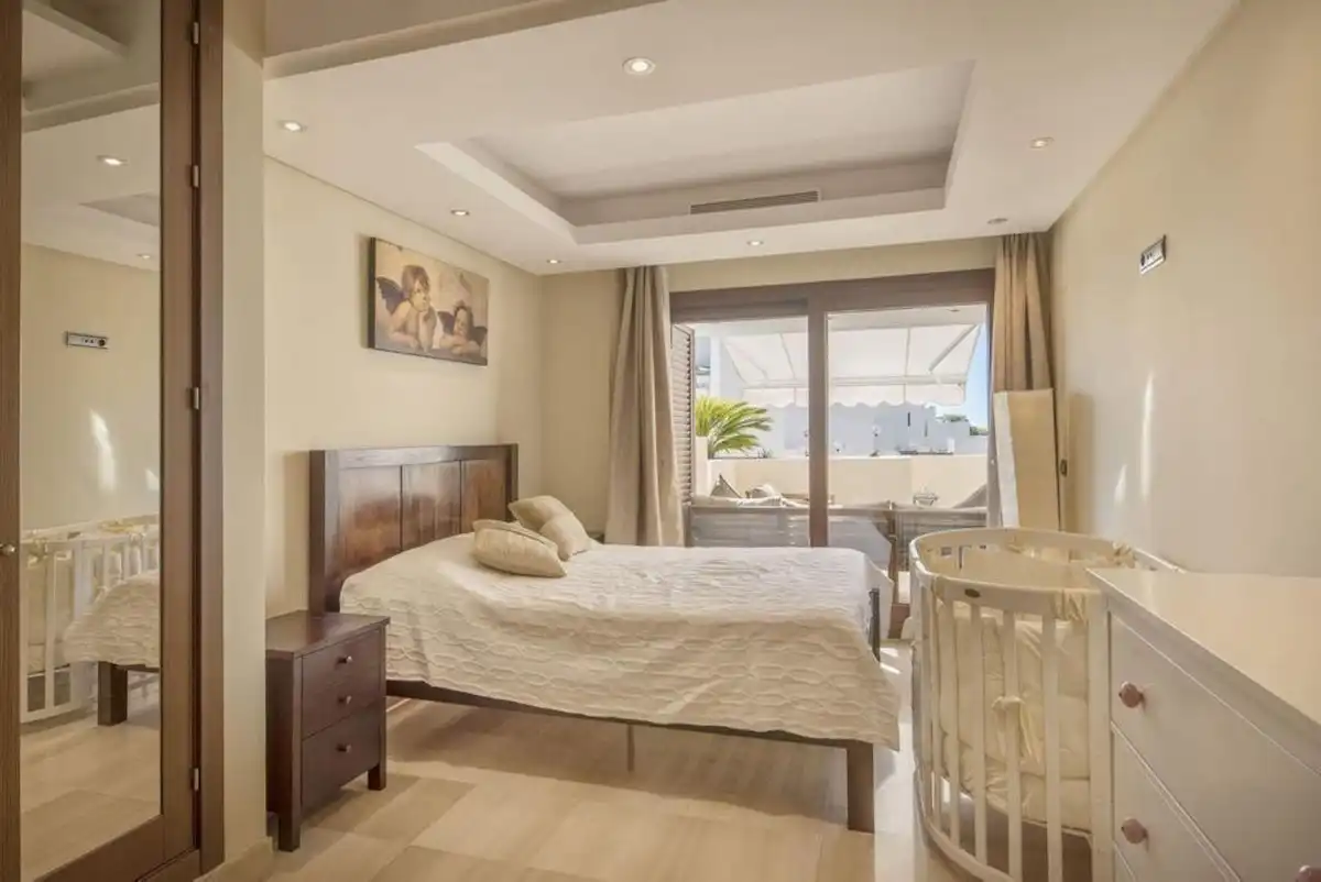 Habitación de Ático de alquiler en Estepona con Aire acondicionado, Terraza y Piscina