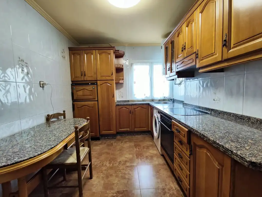 Cocina de Piso en venta en Gijón  con Calefacción, Parquet y Amueblado