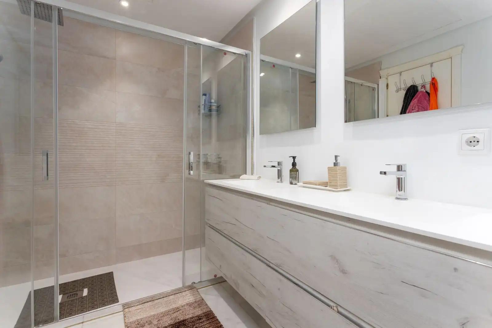 Badezimmer von Wohnung zum Verkauf in Marbella mit Klimaanlage, Privatgarten und Terrasse