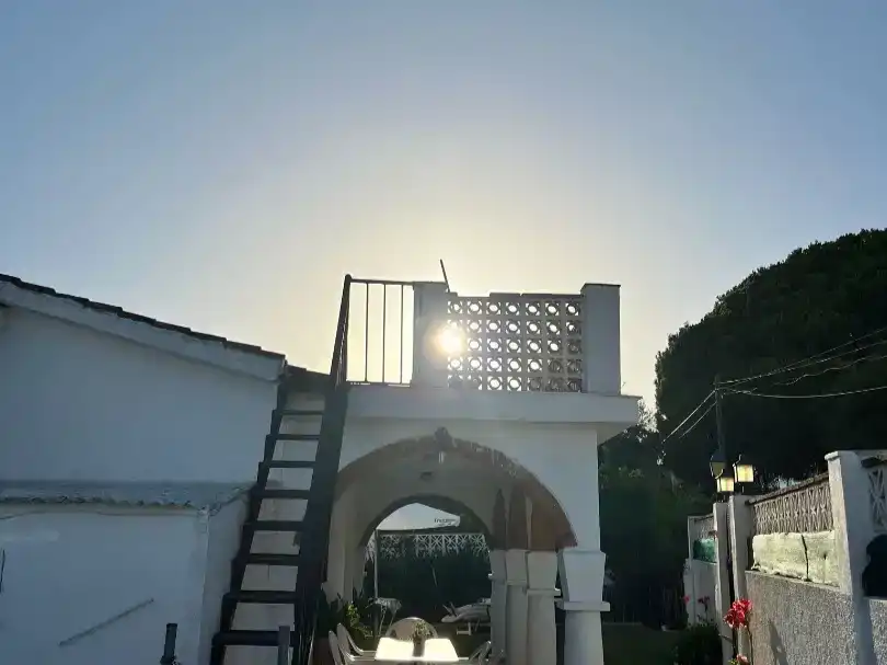 Vista exterior de Casa o xalet en venda en Marbella amb Aire condicionat