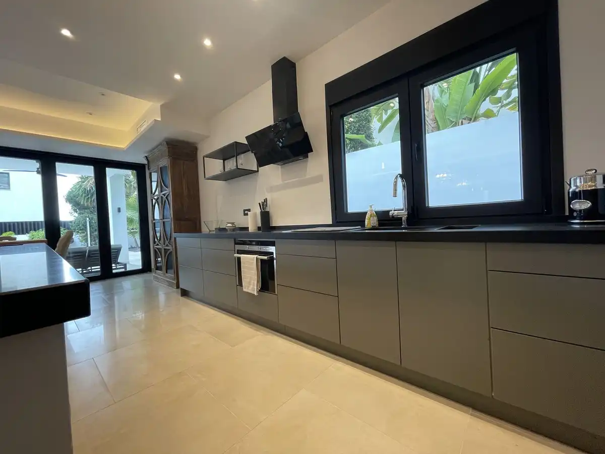 Cocina de Casa o chalet de alquiler en Marbella con Aire acondicionado, Jardín privado y Piscina