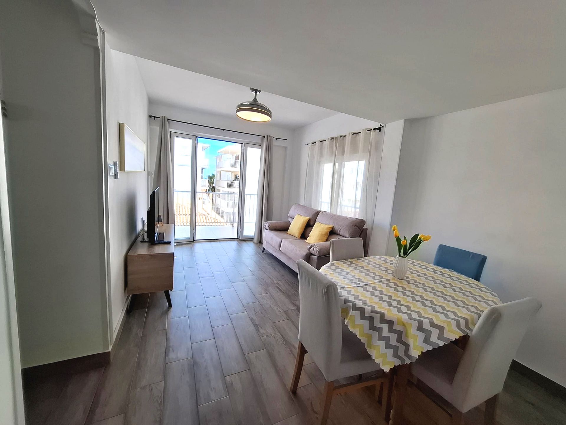 Sala d'estar de Apartament en venda en Miramar amb Terrassa i Moblat
