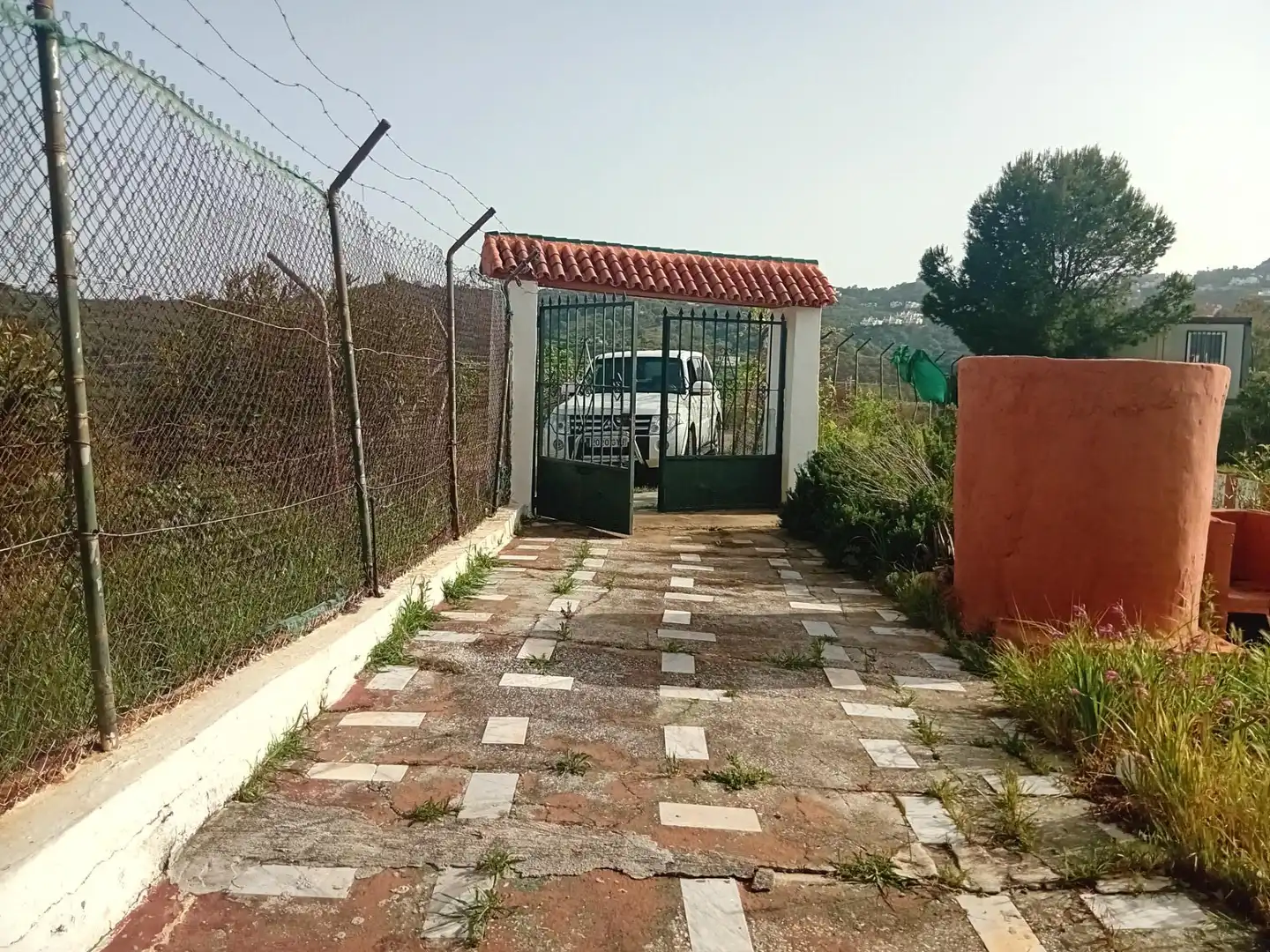 Vista exterior de Casa o xalet en venda en Marbella amb Jardí privat, Terrassa i Traster