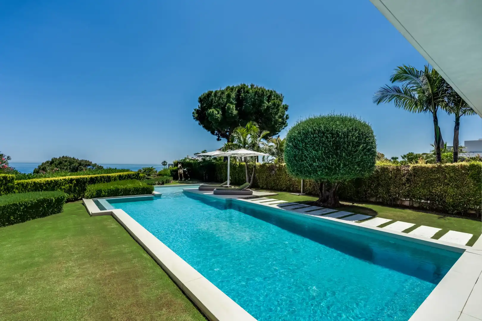 Swimming pool of Houses for sale in Marbella  with Air Conditioner, Heating and Private garden