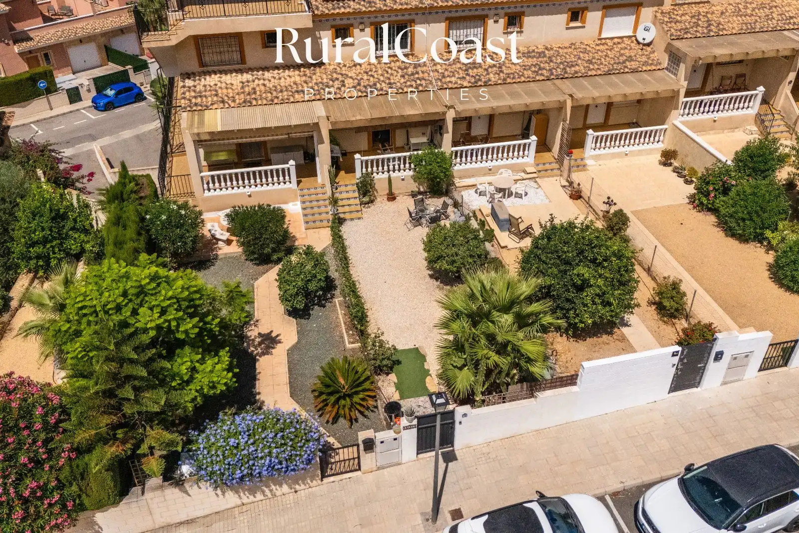 Vista exterior de Casa adosada en venda en Busot amb Jardí privat, Piscina i Piscina comunitària