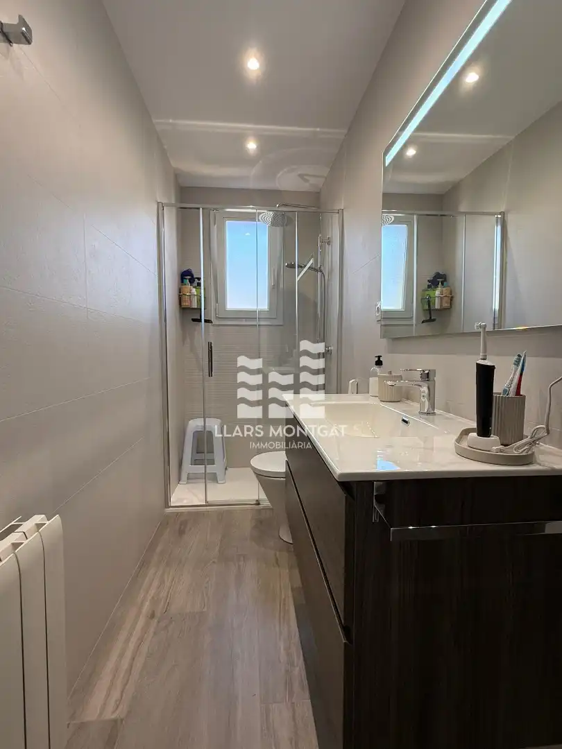 Badezimmer von Wohnung zum Verkauf in Montgat mit Klimaanlage, Heizung und Terrasse
