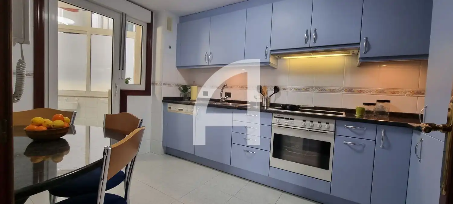 Cocina de Piso de alquiler en Vigo  con Calefacción, Trastero y Amueblado