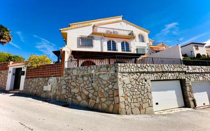 Vista exterior de Casa adosada en venda en Huétor Vega amb Aire condicionat, Calefacció i Jardí privat