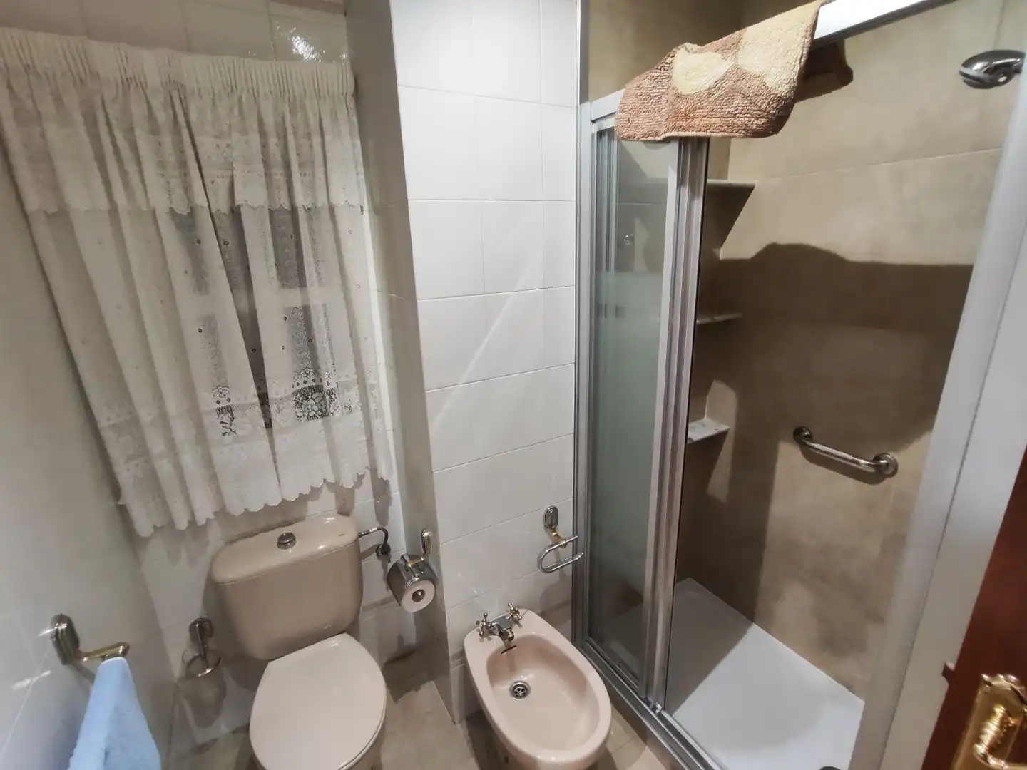Baño de Piso de alquiler en A Coruña Capital  con Calefacción y Amueblado