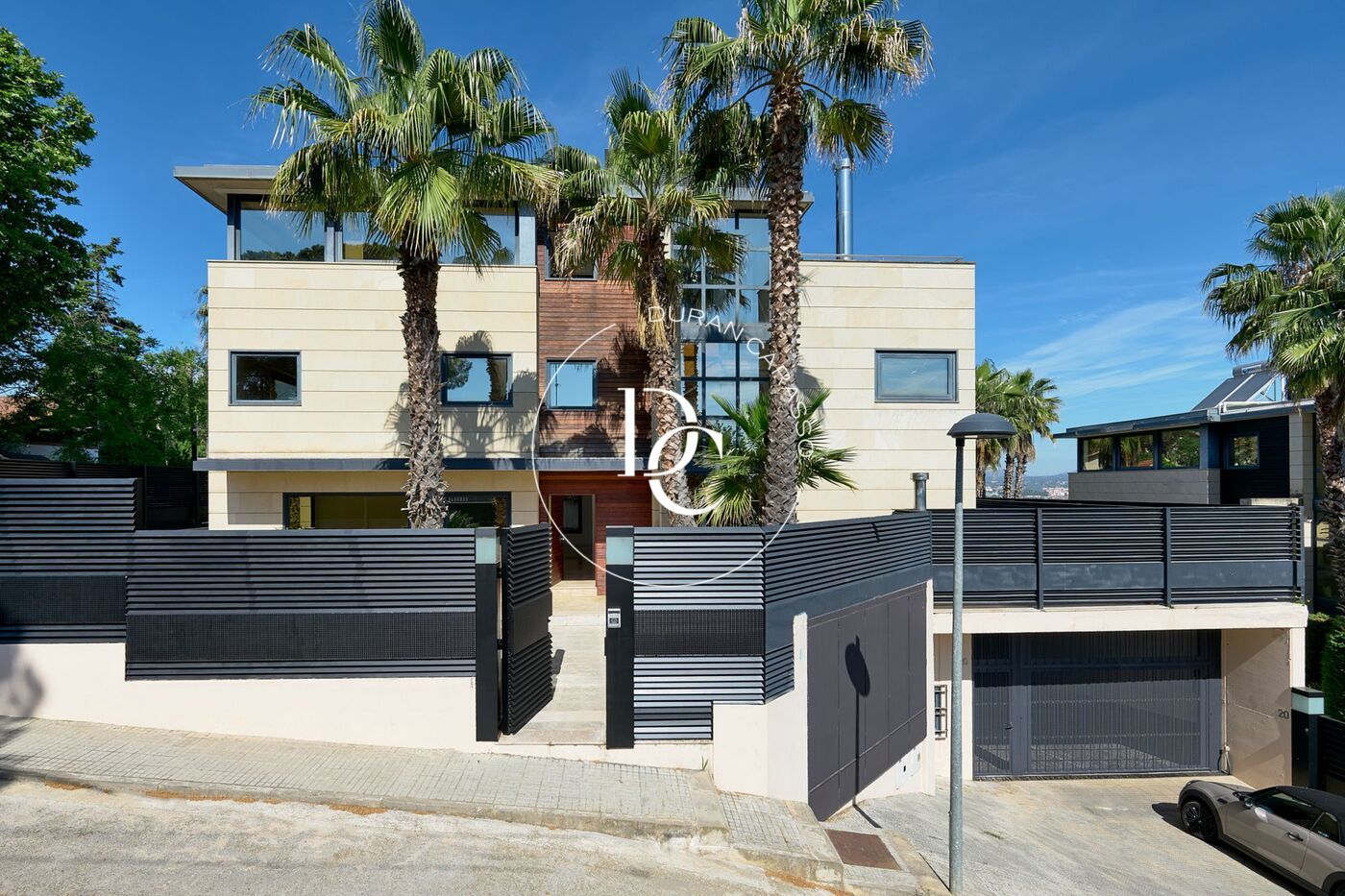Vista exterior de Casa o xalet en venda en Sant Cugat del Vallès amb Aire condicionat, Calefacció i Jardí privat