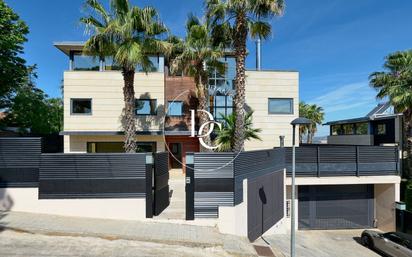 Vista exterior de Casa o xalet en venda en Sant Cugat del Vallès amb Aire condicionat, Calefacció i Jardí privat