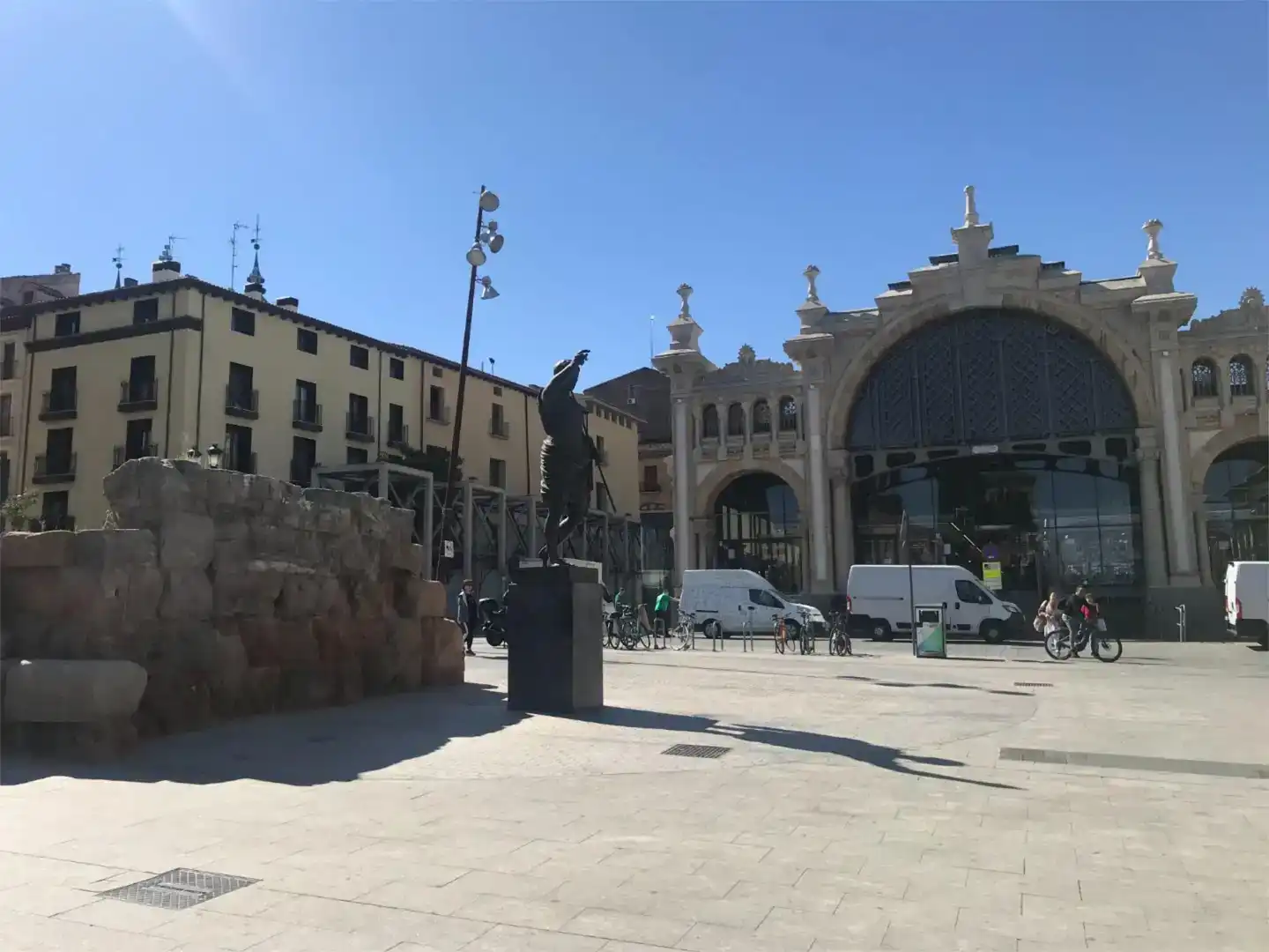 Außenansicht von Wohnung zum Verkauf in  Zaragoza Capital mit Klimaanlage und Balkon