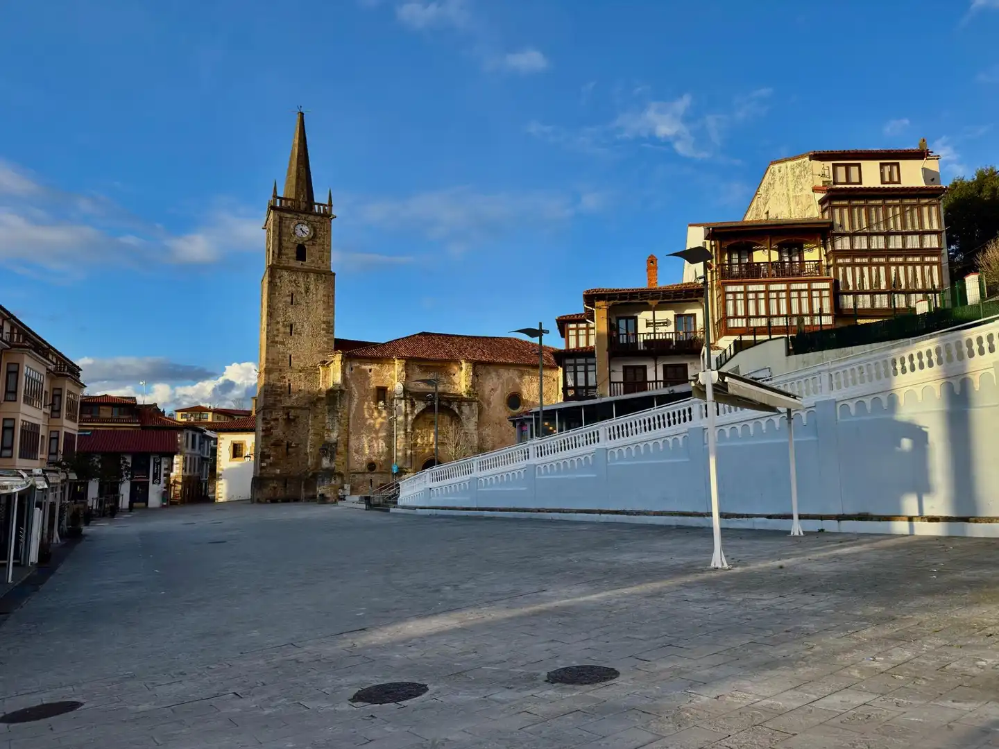 Vista exterior de Piso en venta en Comillas (Cantabria) con Calefacción y Balcón