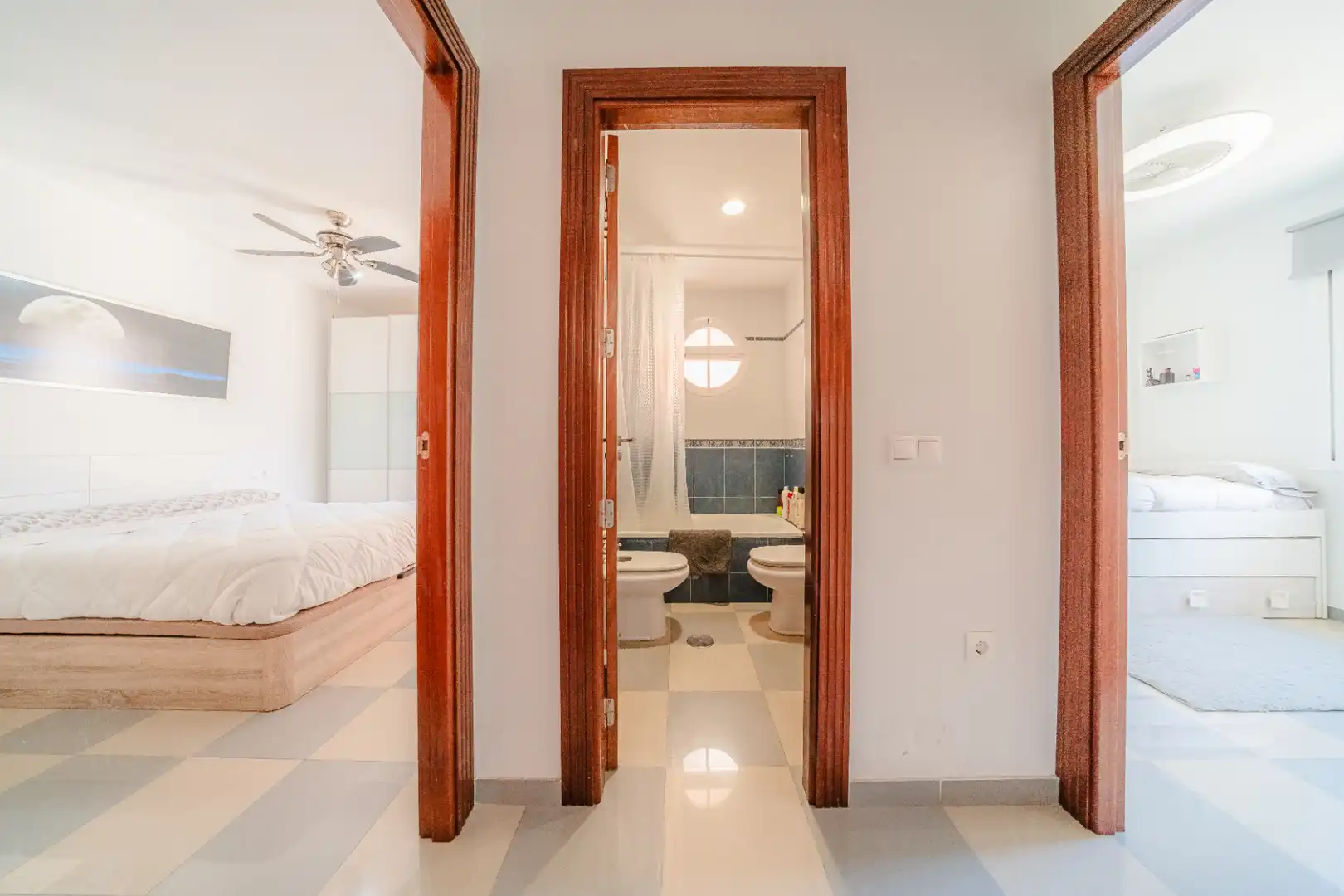 Baño de Piso en venta en Roquetas de Mar con Aire acondicionado, Terraza y Amueblado
