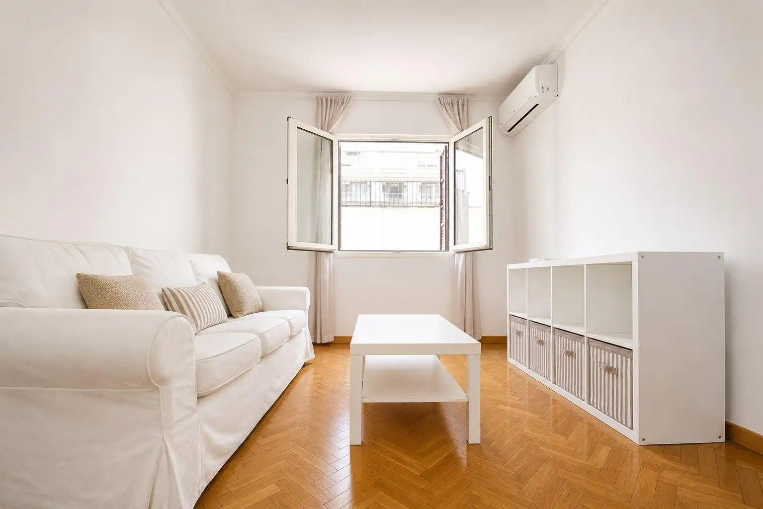 Living room of Flat for sale in Madrid  with Air Conditioner, Heating and Parquet flooring
