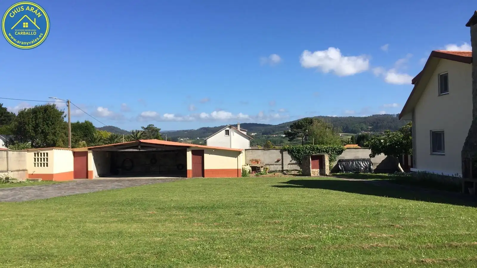 Vista exterior de Casa o xalet en venda en Carballo amb Calefacció, Jardí privat i Moblat