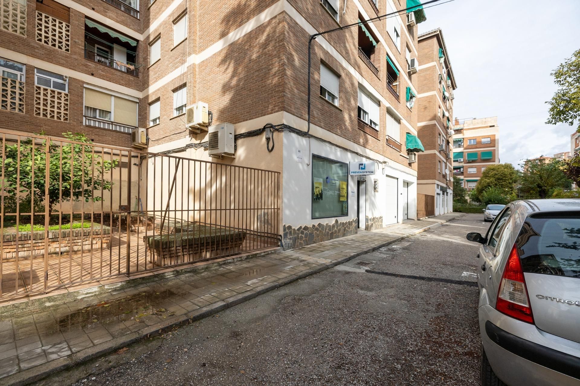 Vista exterior de Local en venda en  Granada Capital