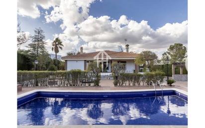 Vista exterior de Casa o xalet en venda en Las Gabias amb Jardí privat, Terrassa i Piscina