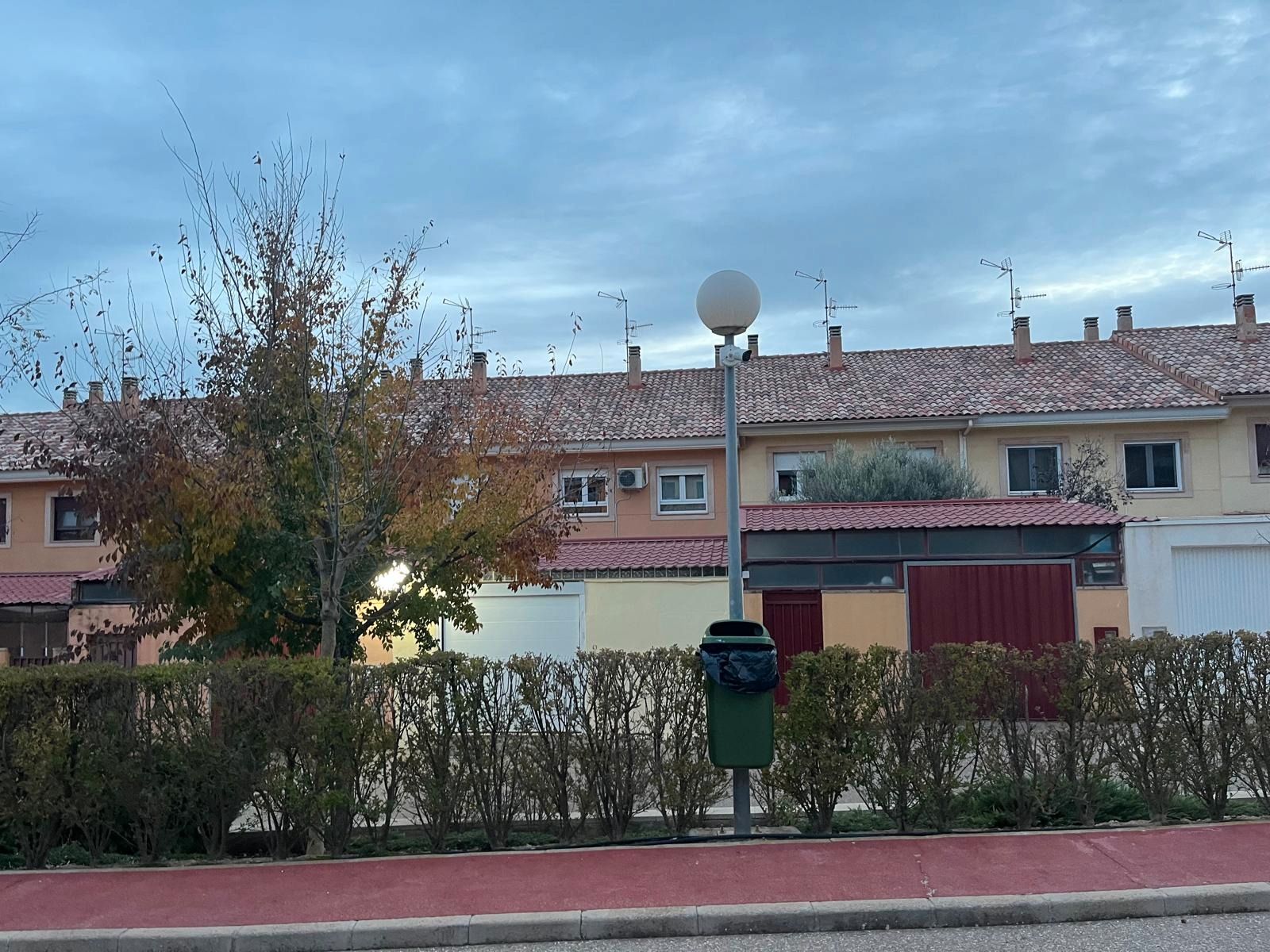 Vista exterior de Casa adosada en venda en Almansa amb Calefacció, Jardí privat i Parquet