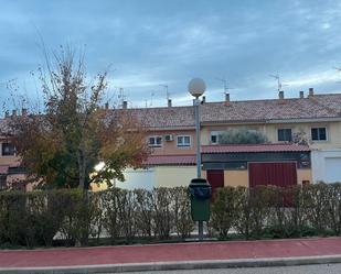 Vista exterior de Casa adosada en venda en Almansa amb Calefacció, Jardí privat i Parquet