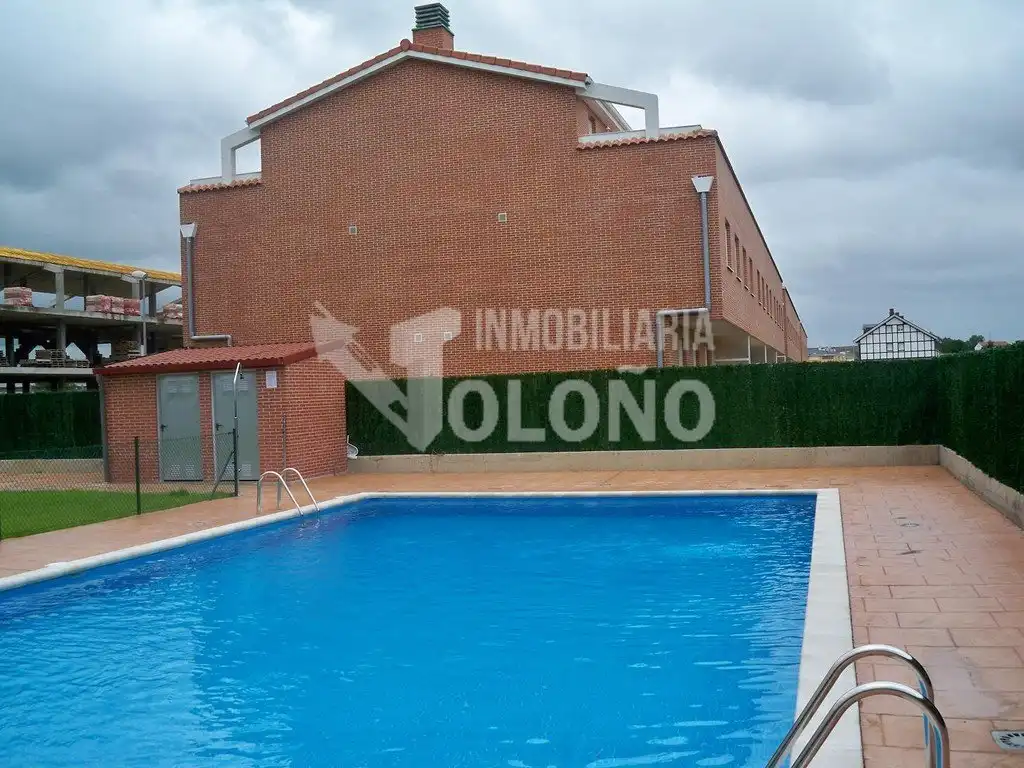 Piscina de Dúplex en venta en Castañares de Rioja con Calefacción, Terraza y Trastero