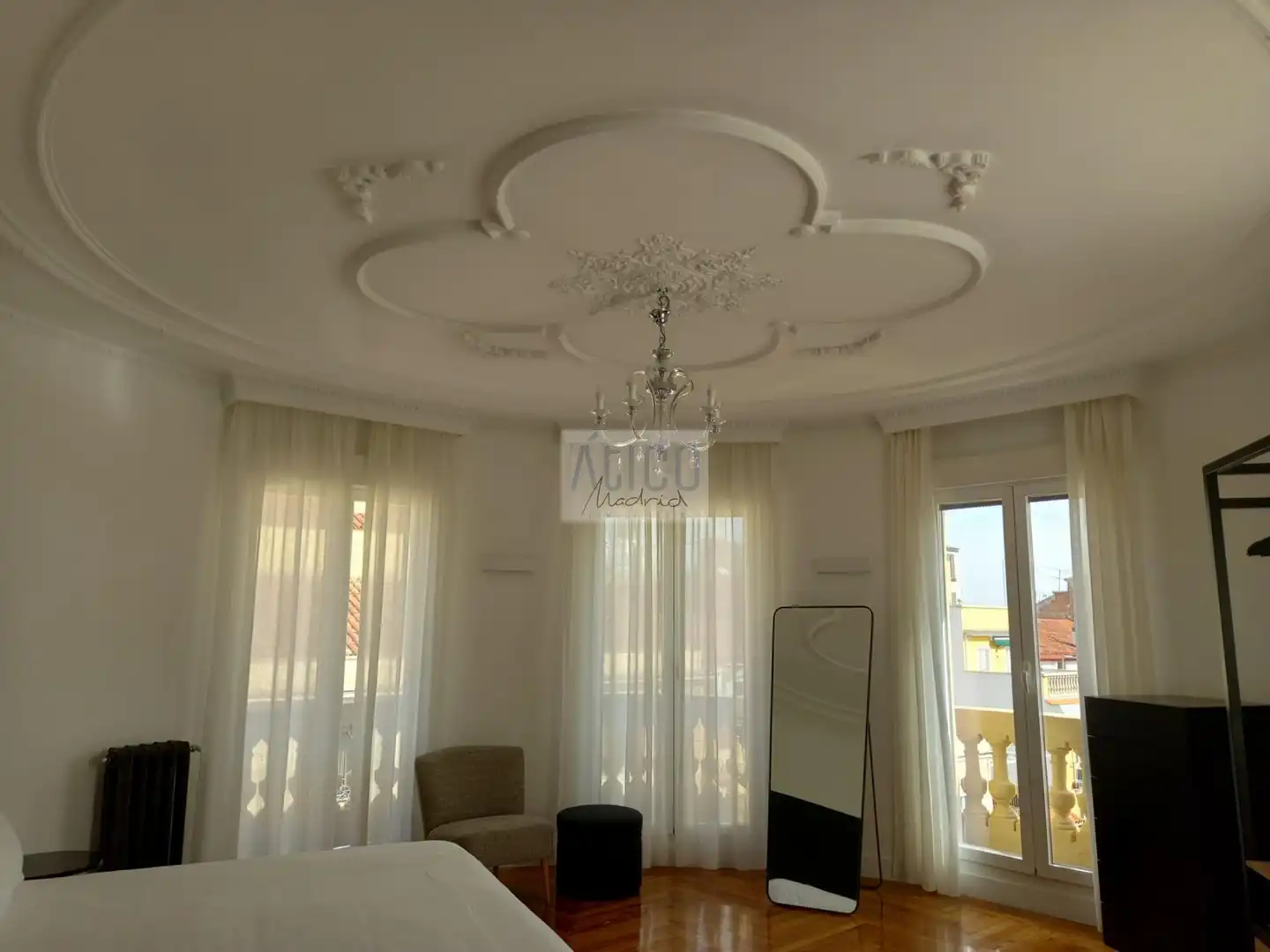 Schlafzimmer von Dachboden zur Miete in Madrid mit Klimaanlage, Heizung und Parkett