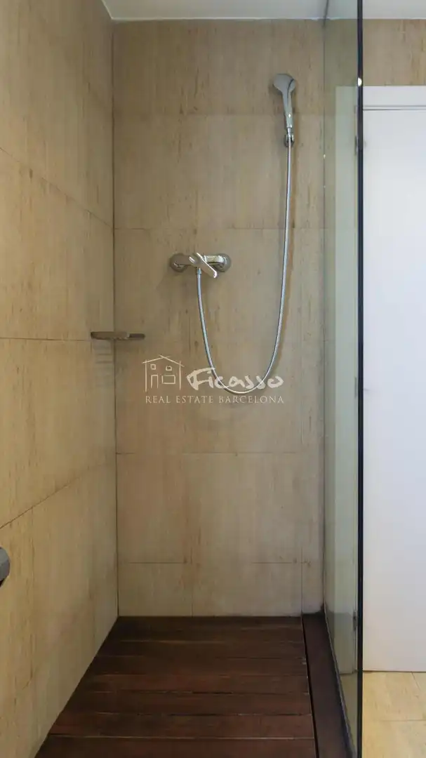 Bathroom of Attic for rent in Barcelona  with Air Conditioner, Heating and Parquet flooring