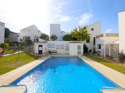 Piscina de Casa adosada en venda en Estepona amb Aire condicionat i Terrassa