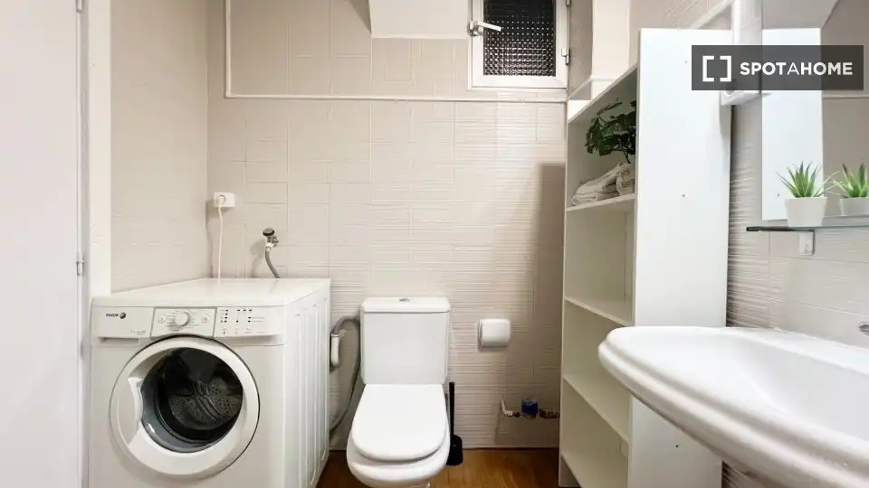 Bathroom of Flat for rent in Madrid  with Air Conditioner, Heating and Furnished