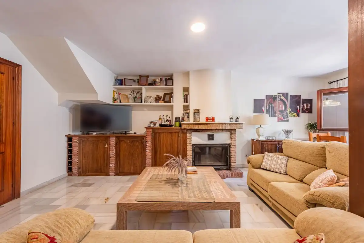 Wohnzimmer von Einfamilien-Reihenhaus zum Verkauf in Benahavís mit Klimaanlage, Heizung und Terrasse
