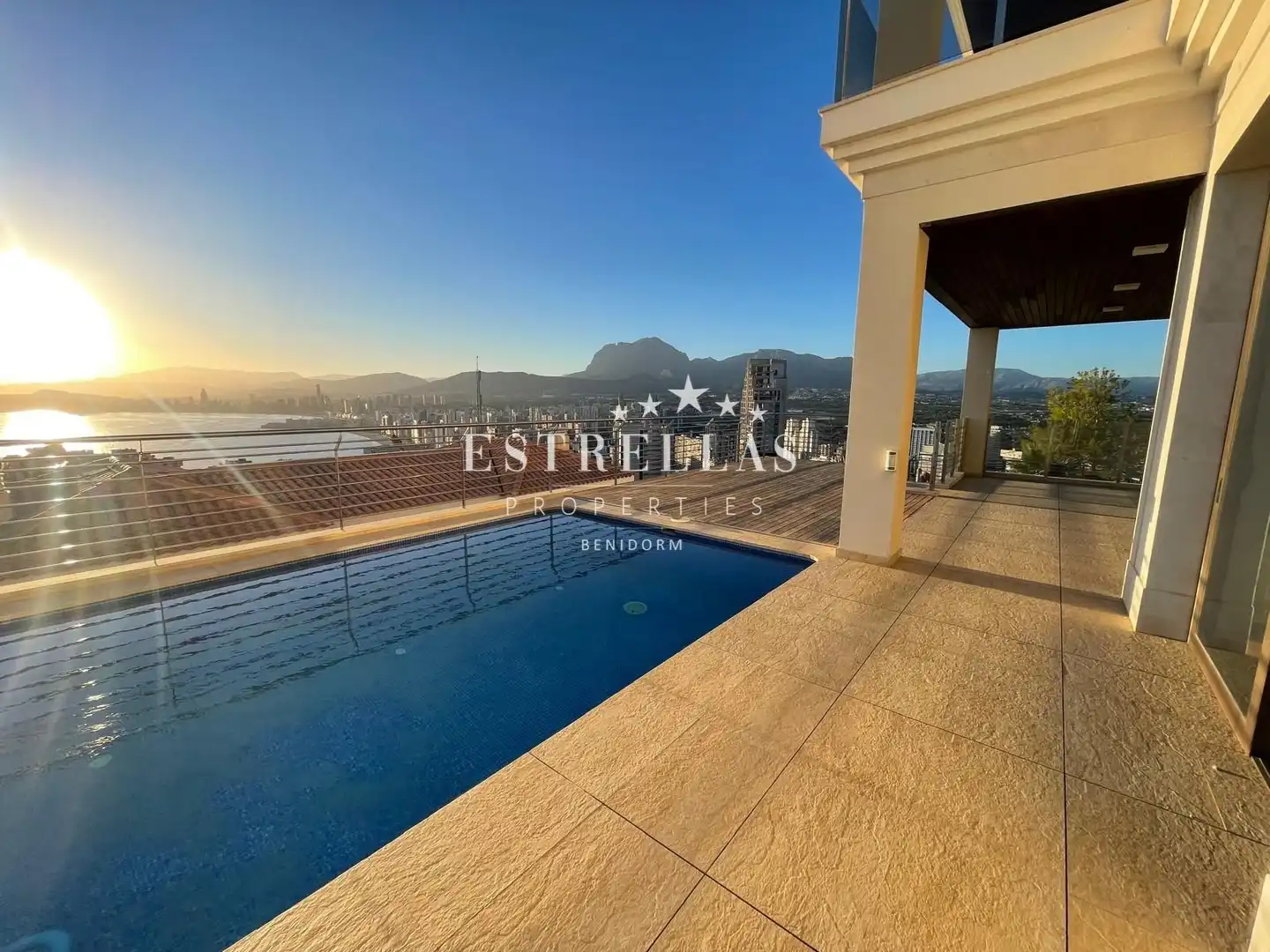 Vista exterior de Casa o xalet en venda en Benidorm amb Aire condicionat, Calefacció i Jardí privat