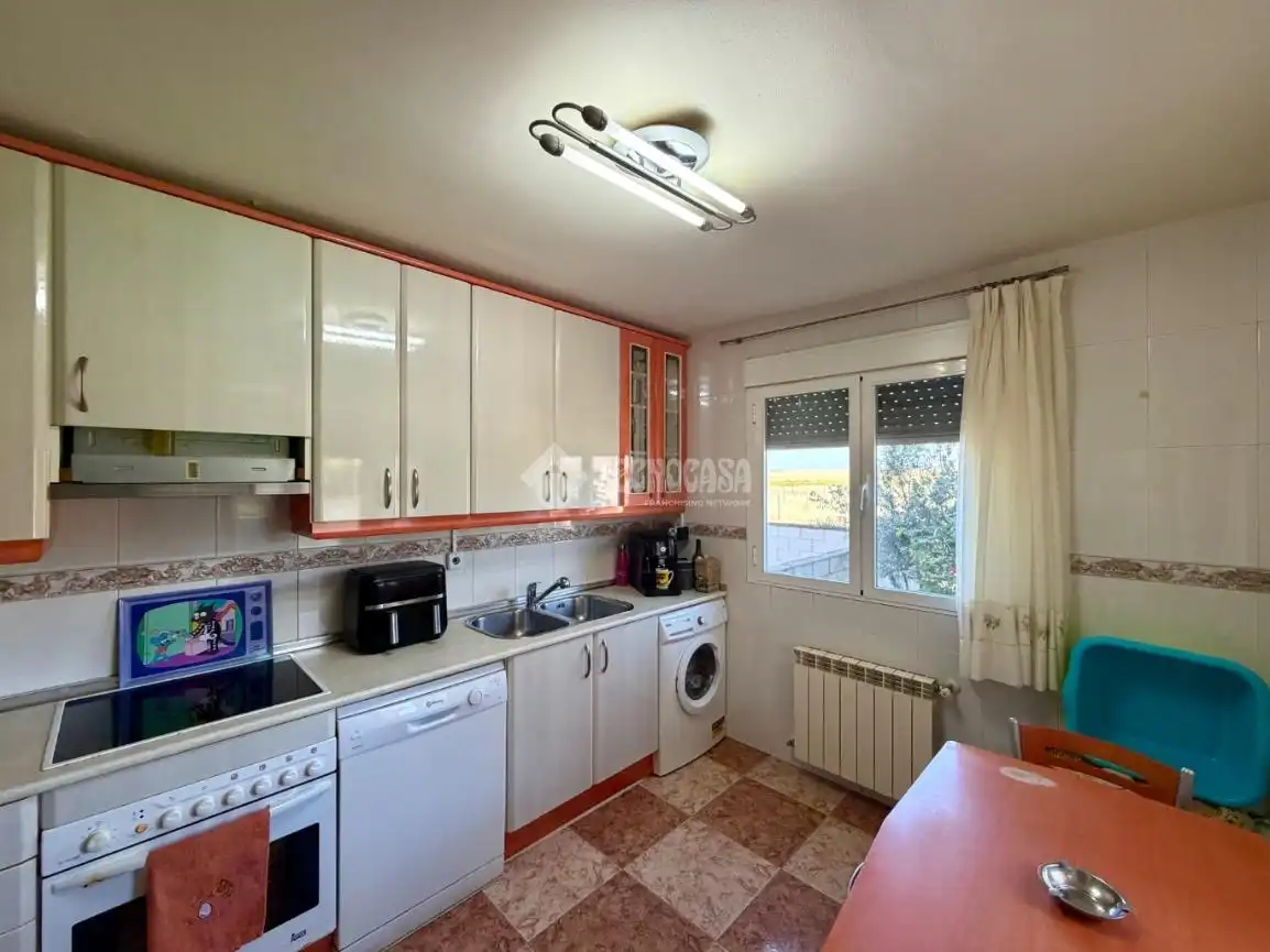 Cocina de Casa adosada en venta en Villanueva de la Torre con Jardín privado, Terraza y Balcón