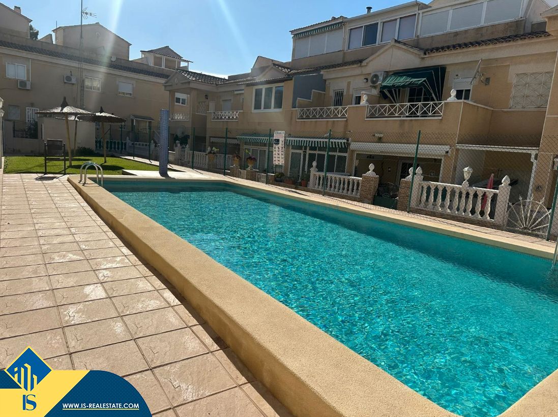 Swimming pool of House or chalet for sale in Torrevieja  with Air Conditioner, Heating and Private garden