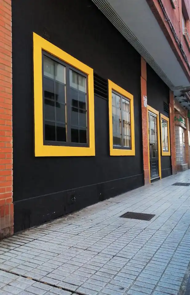 Vista exterior de Local en venda en Gijón 