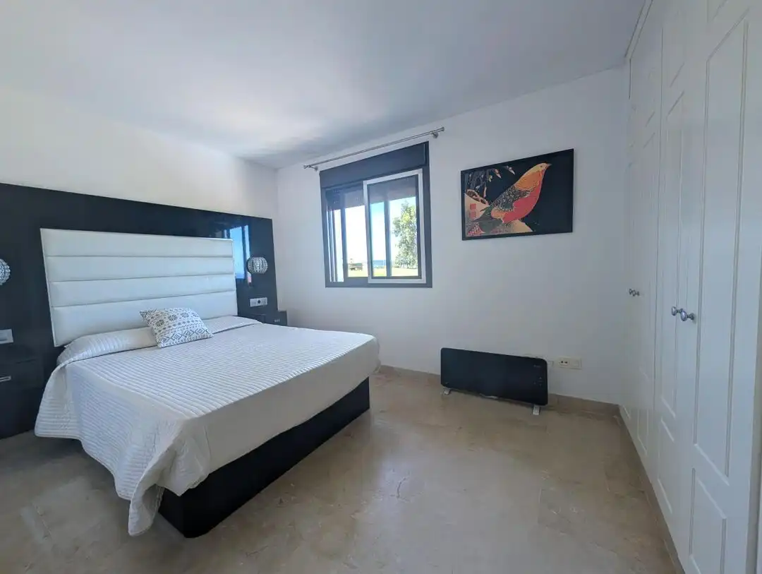 Schlafzimmer von Einfamilien-Reihenhaus zur Miete in La Alcaidesa mit Klimaanlage, Heizung und Privatgarten