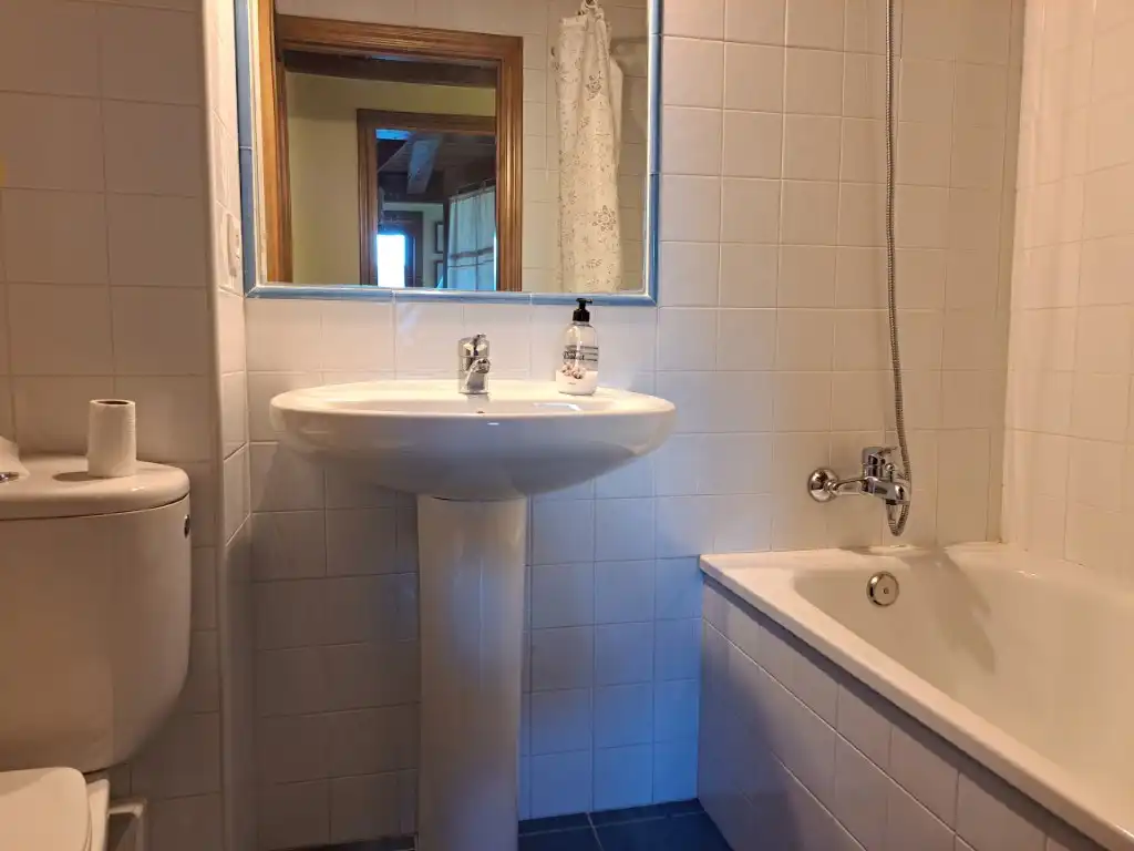 Badezimmer von Haus oder Chalet zur Miete in Osséja mit Heizung, Privatgarten und Möbliert