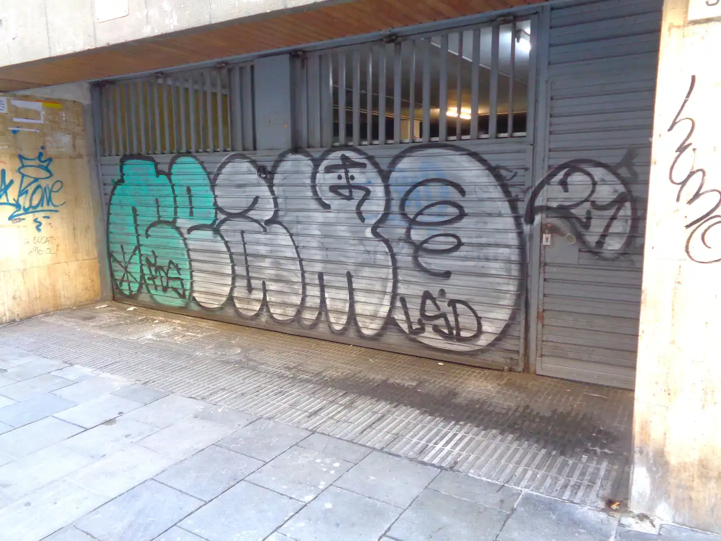 Exterior view of Garage for sale in L'Hospitalet de Llobregat  with Alarm
