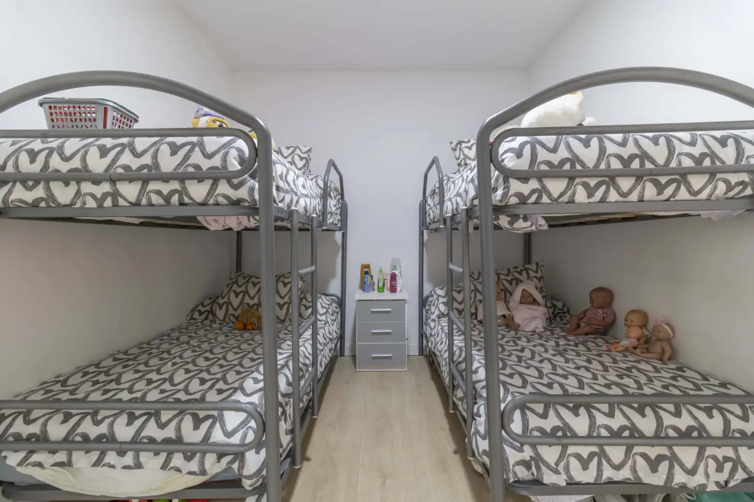 Habitación de Piso en venta en Sevilla con Aire acondicionado, Jardín privado y Piscina