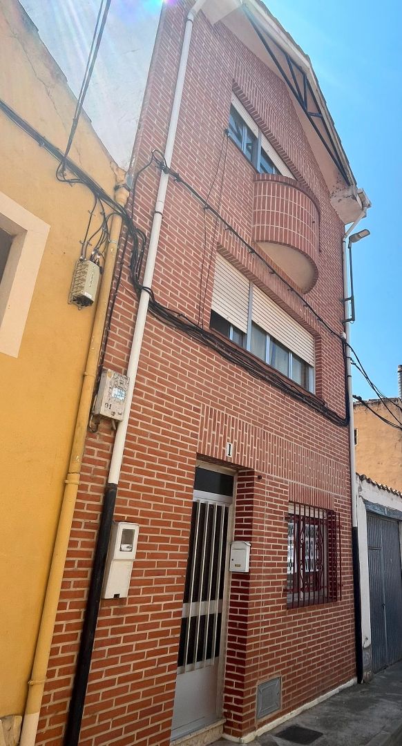 Exterior view of Single-family semi-detached for sale in Valencia de Don Juan  with Heating and Furnished