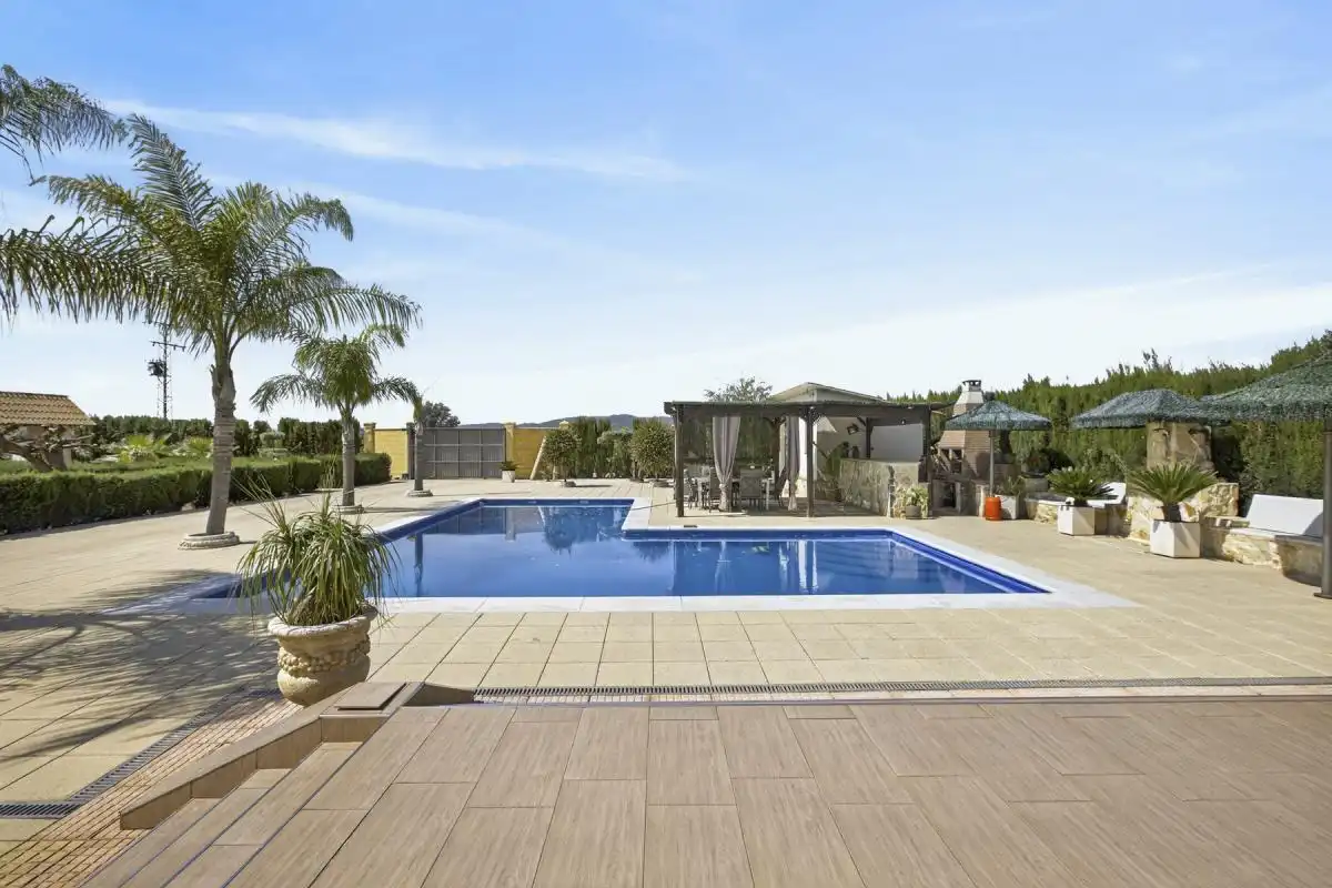Piscina de Casa o xalet en venda en Lora del Río amb Aire condicionat, Calefacció i Jardí privat