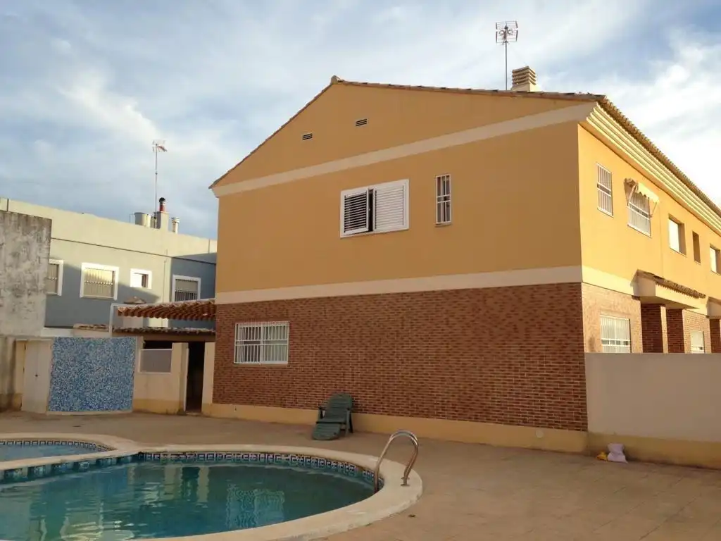 Außenansicht von Einfamilien-Reihenhaus zur Miete in Cullera mit Klimaanlage, Terrasse und Abstellraum