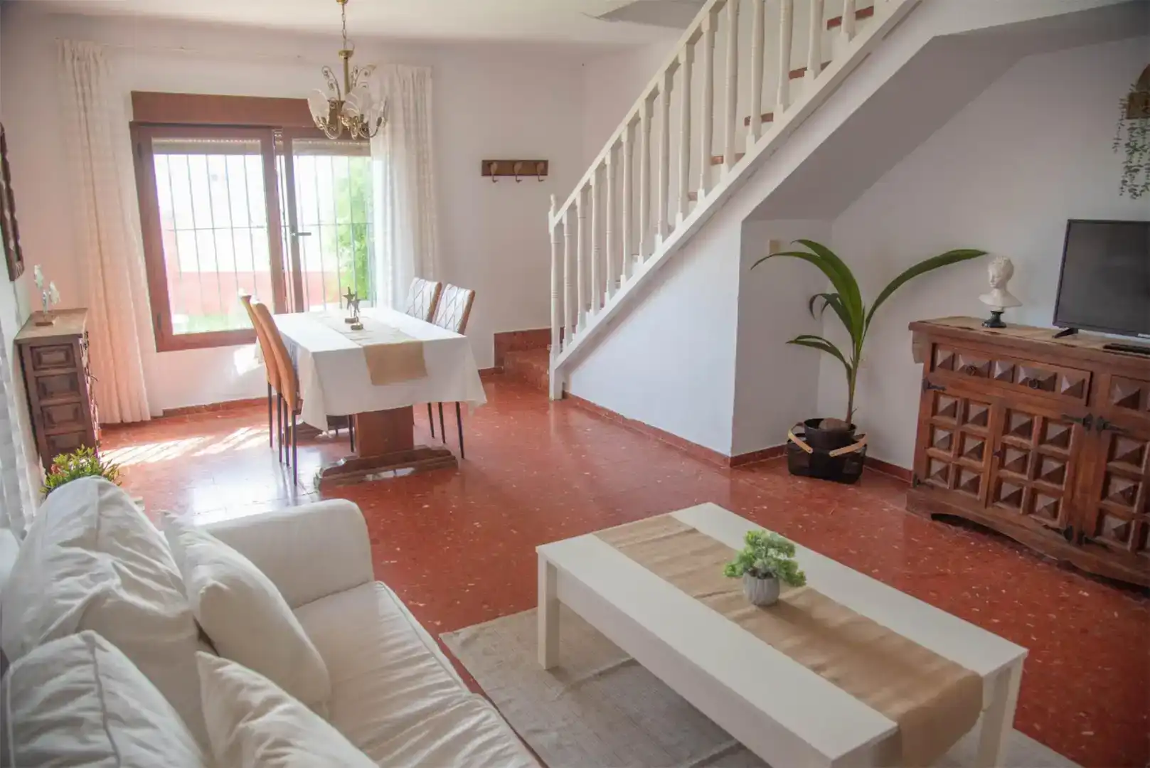 Sala d'estar de Casa o xalet de lloguer en Nerja amb Aire condicionat, Jardí privat i Traster