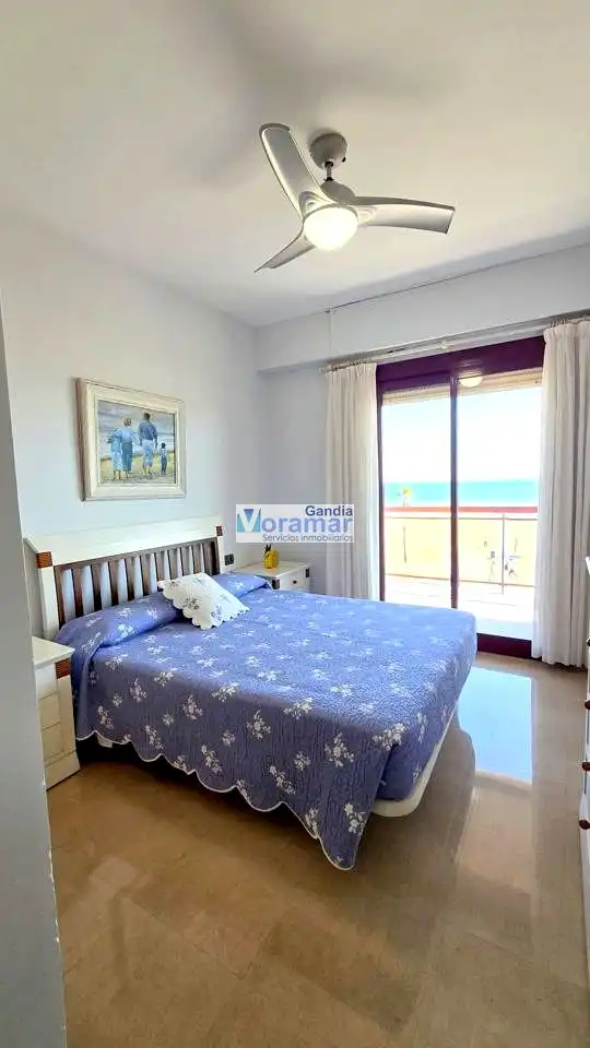 Dormitori de Apartament de lloguer en Gandia amb Aire condicionat, Terrassa i Moblat