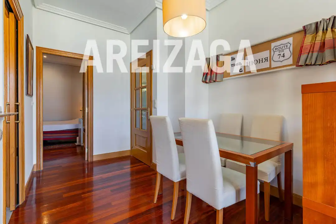 Comedor de Piso en venta en Donostia - San Sebastián  con Calefacción, Amueblado y Balcón