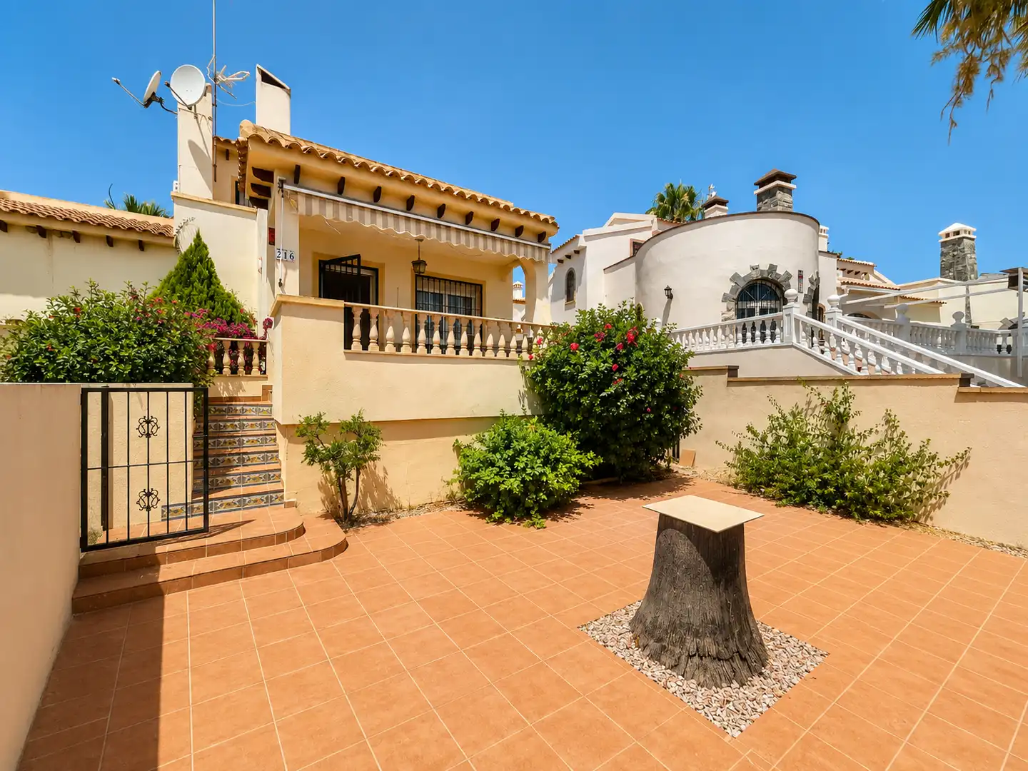 Vista exterior de Casa o xalet en venda en Orihuela amb Aire condicionat, Calefacció i Jardí privat