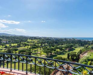 Vista exterior de Àtic en venda en Marbella amb Aire condicionat, Terrassa i Piscina