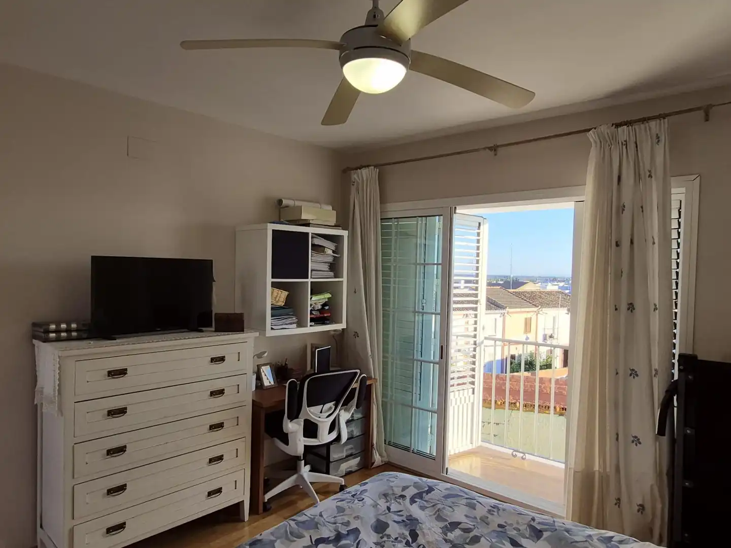 Habitación de Casa adosada en venta en Pilas con Aire acondicionado, Terraza y Trastero