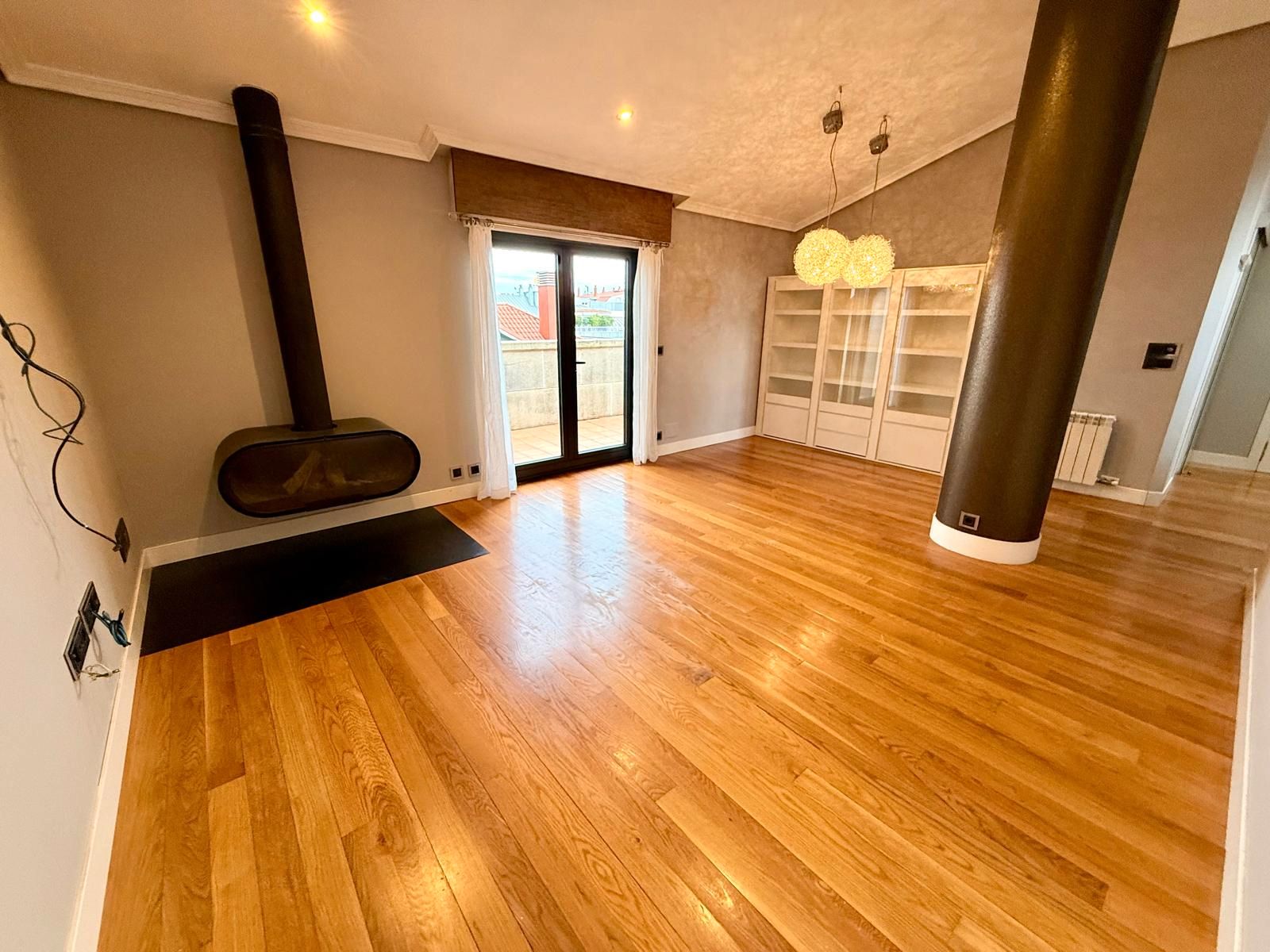 Sala d'estar de Àtic de lloguer en Vigo  amb Calefacció, Parquet i Terrassa