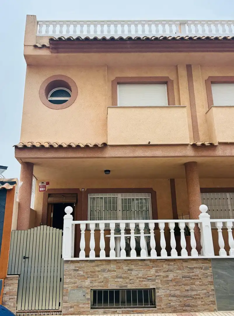 Vista exterior de Casa o xalet en venda en Los Alcázares amb Aire condicionat, Terrassa i Moblat