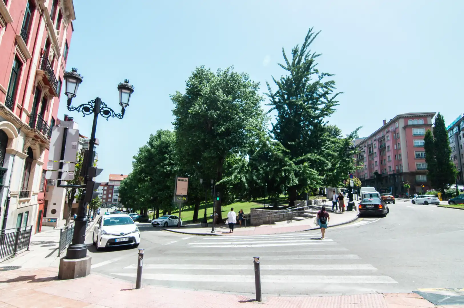 Vista exterior de Pis en venda en Oviedo  amb Calefacció, Parquet i Moblat